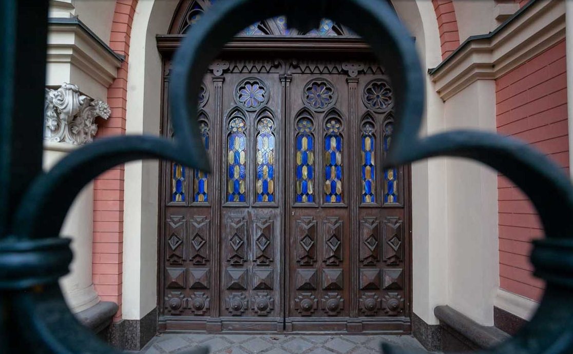 Двері будинку барона Ікскюль-Гільденбанда
