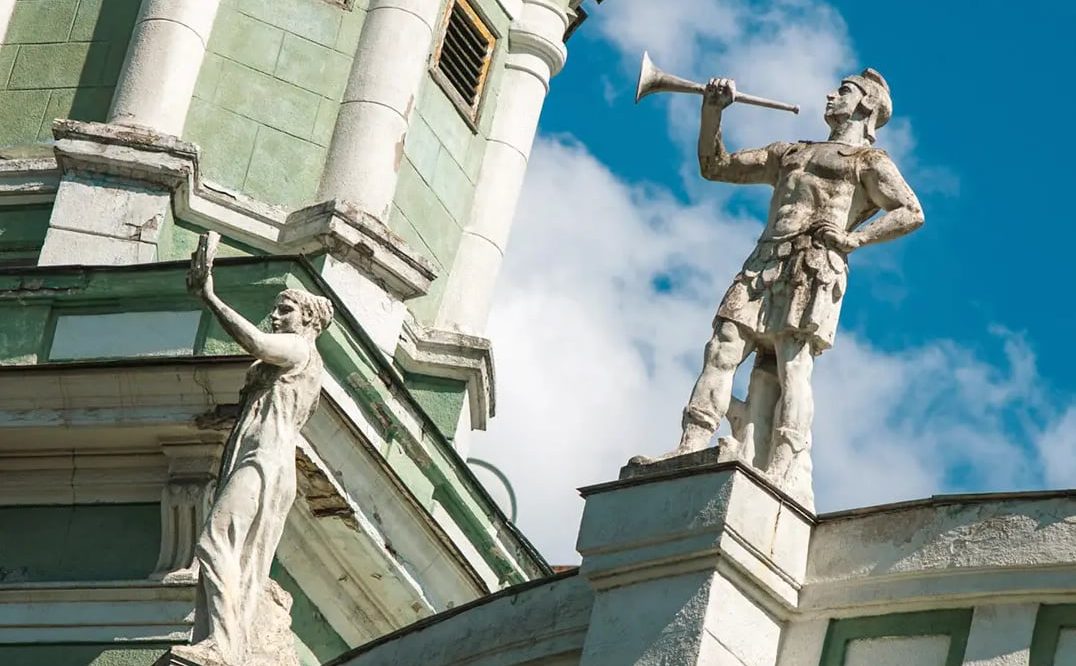 Скульптури на будинку Іподрому на Печерську