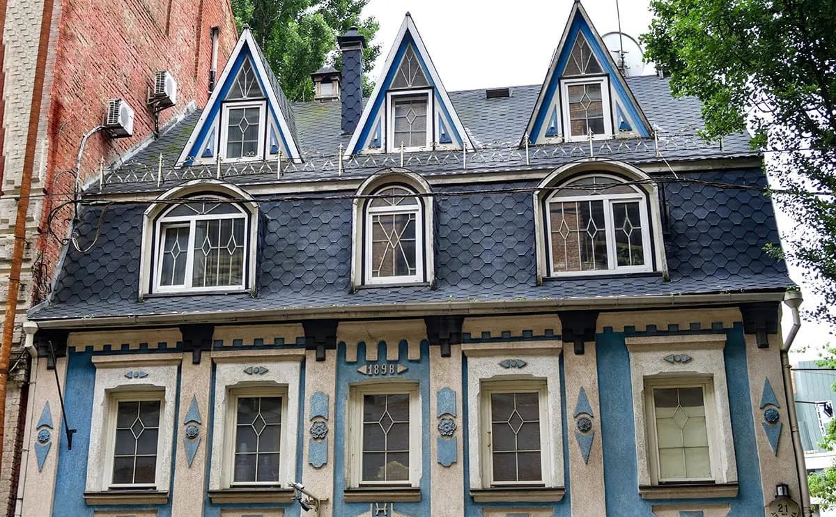 Старовинний будинок на вулиці Дмитрівській у Києві