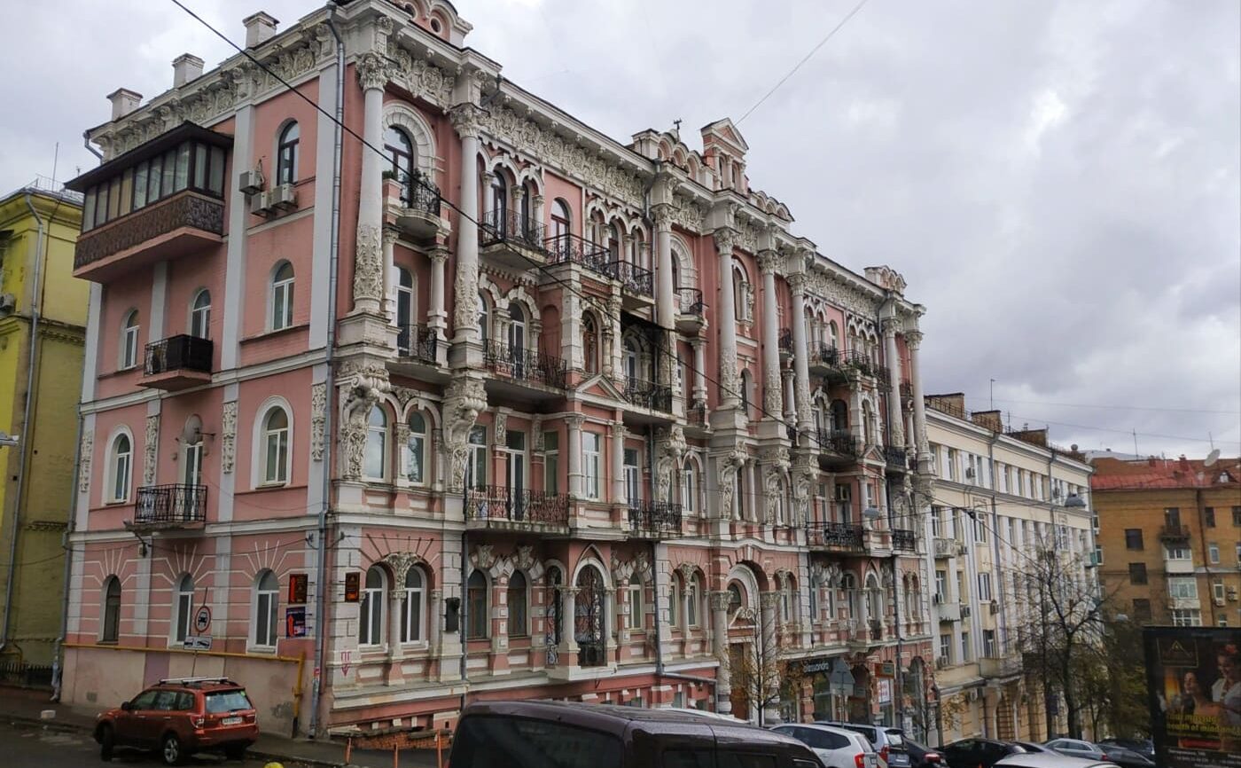 Будинок з атлантами на Лютеранській
