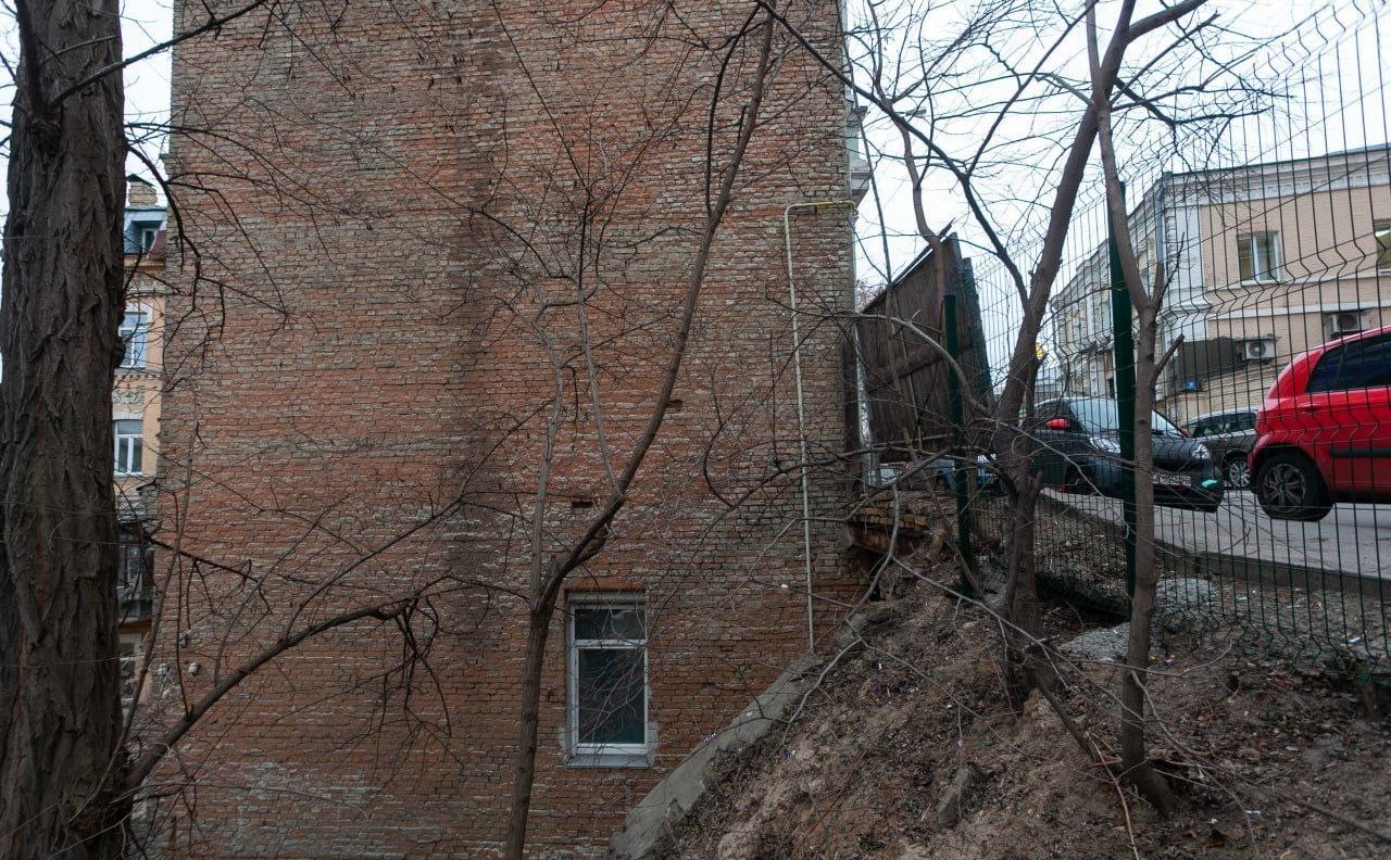 Будинок-обманка на Трьохсвятительській