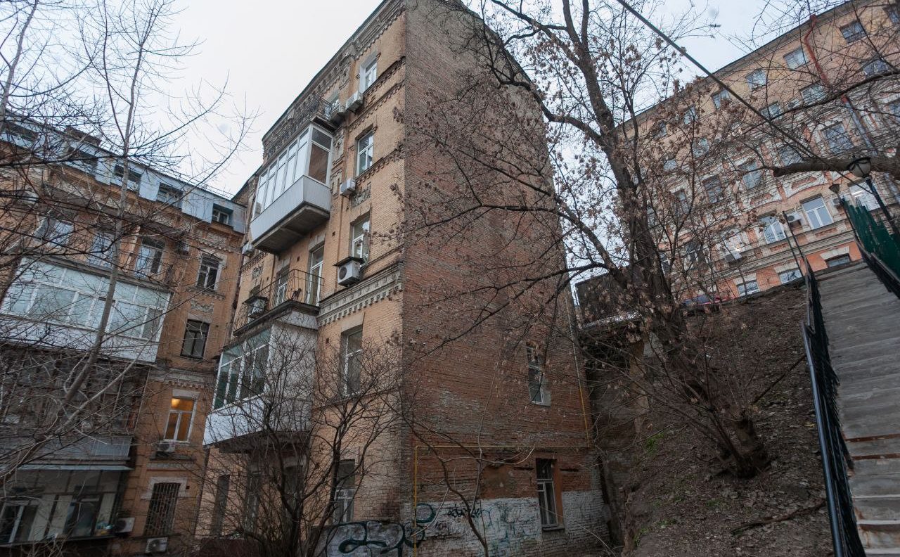 Двір будинку-обманки на Трьохсвятительській