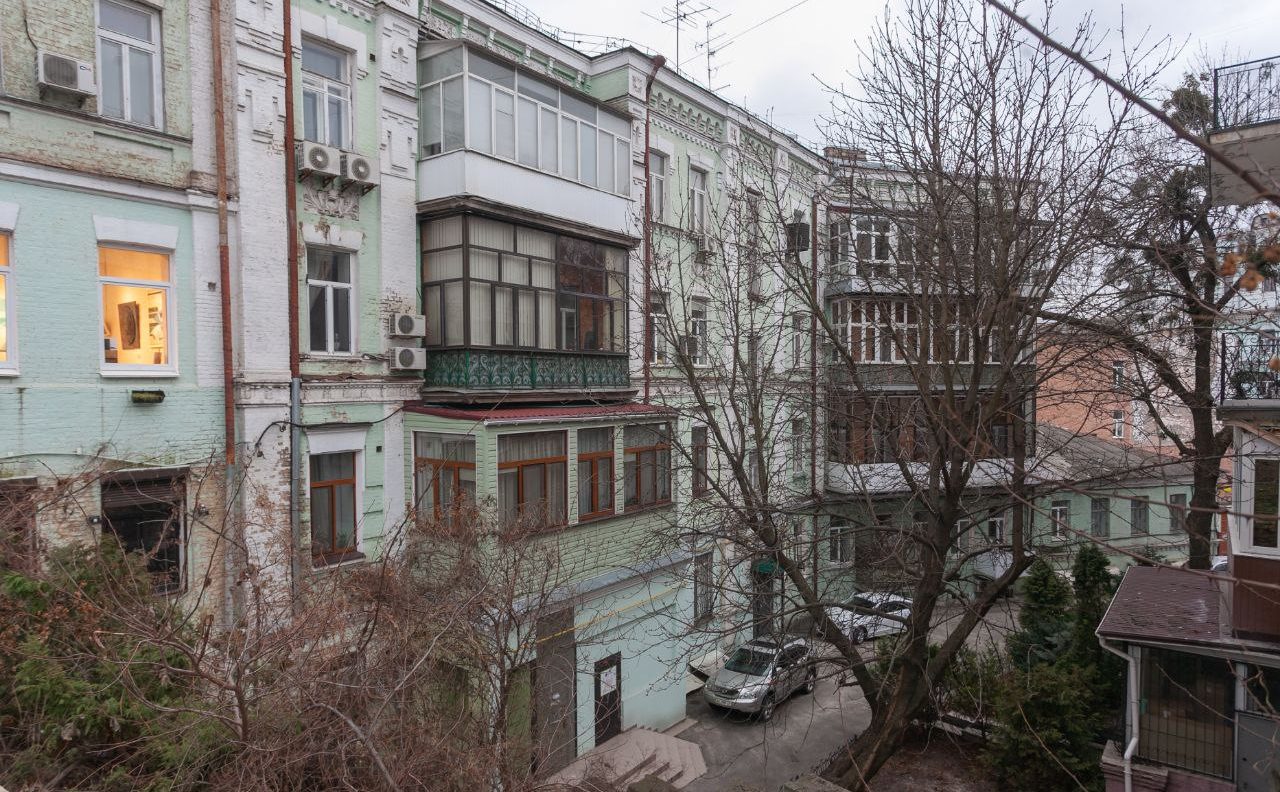 Будинок-обманка на Трьохсвятительській у Києві