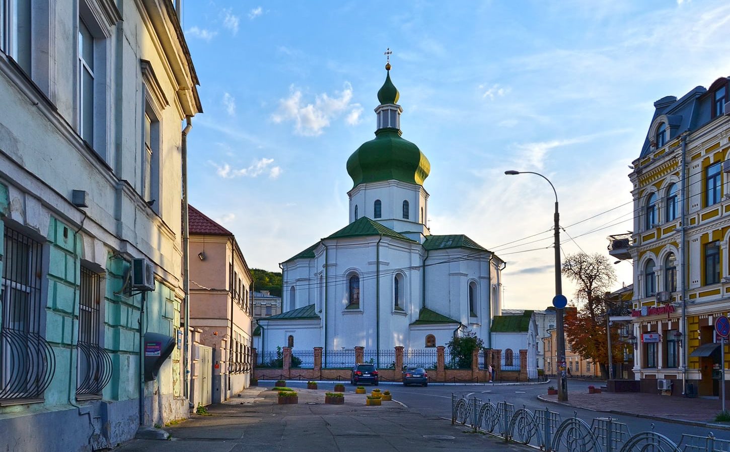 Вулиці Подолу та Церква Миколи Притиска