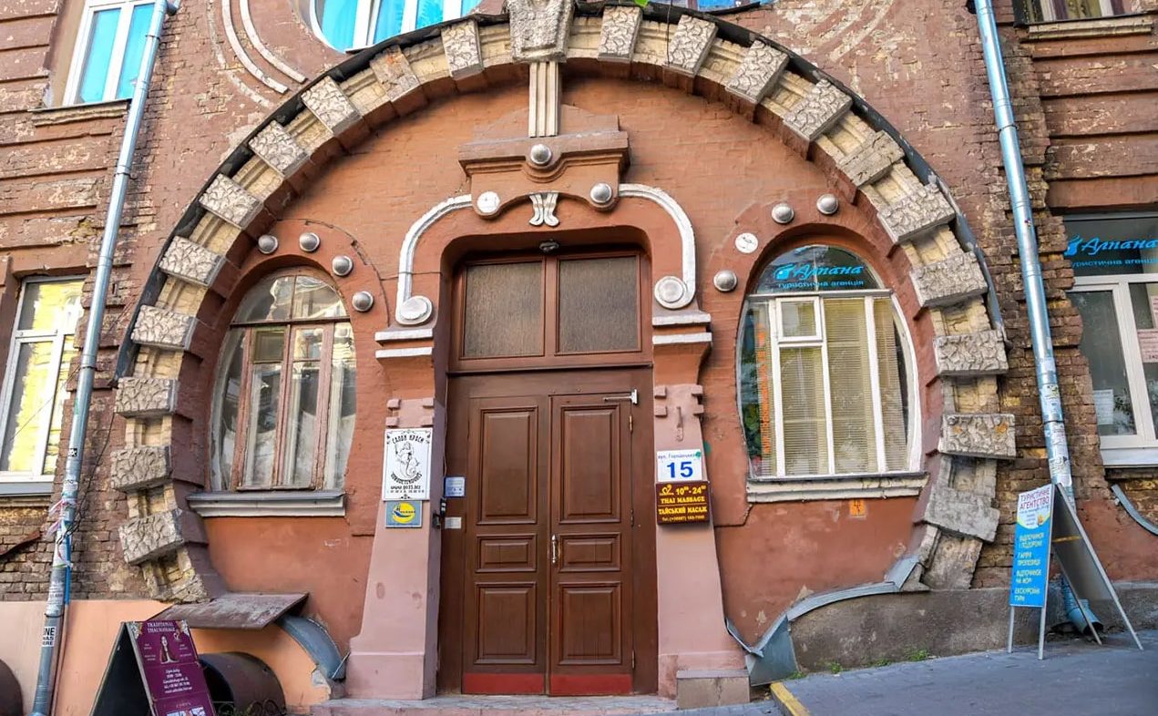 Підʼїзд будинку барона Гессельбейна
