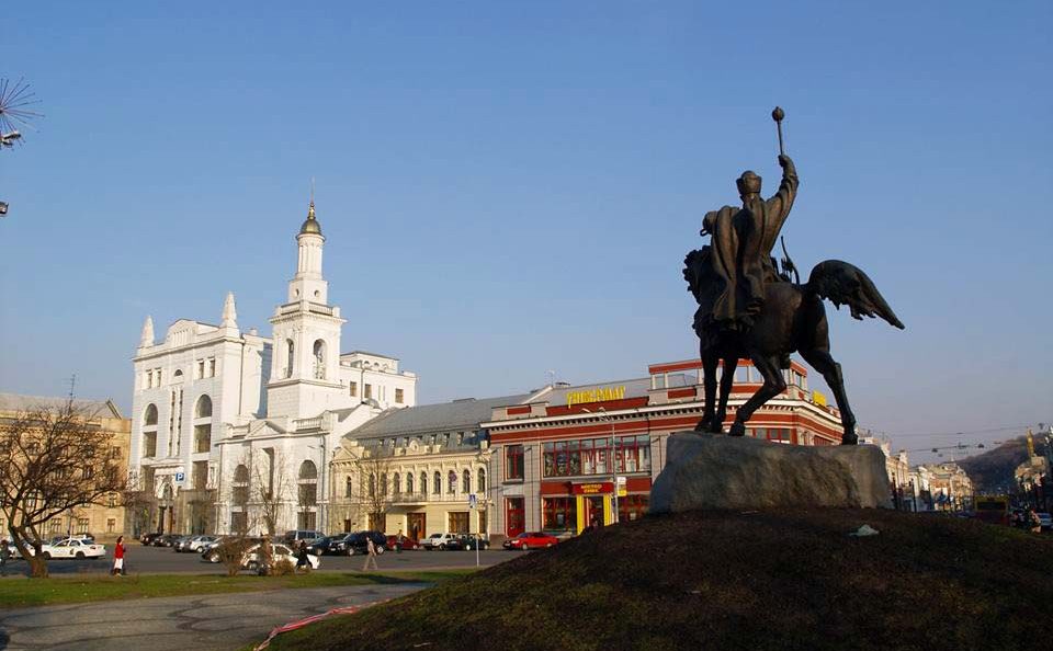 Памʼятник гетьману Петру Конашевичу-Сагайдачному та Контрактова площа