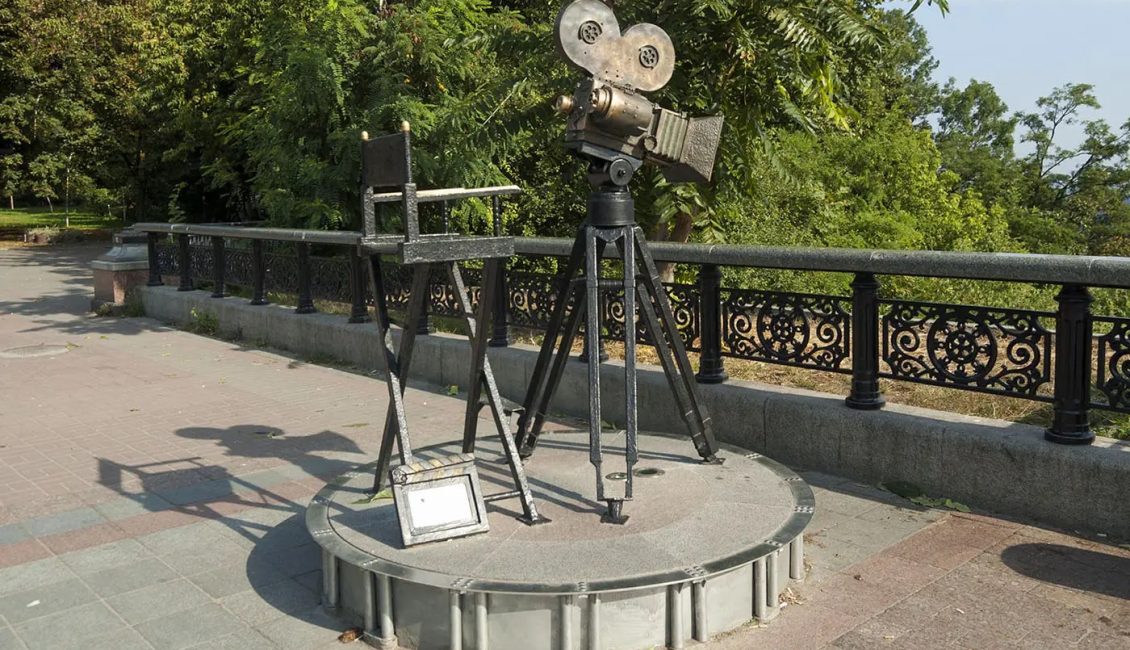 Пам'ятник "Режисер. Спостерігач" у Маріїнському парку - верхня частина