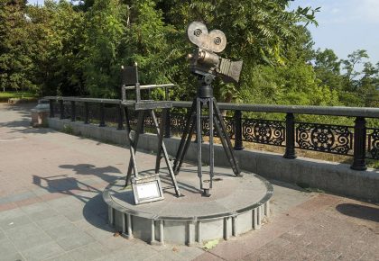 Пам'ятник "Режисер. Спостерігач" у Маріїнському парку - верхня частина
