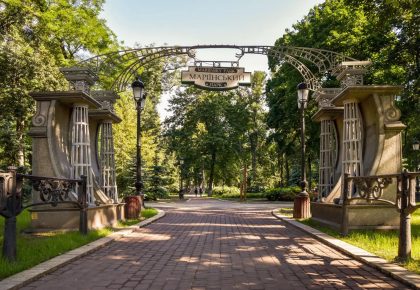 Головний вхід у Маріїнський парк