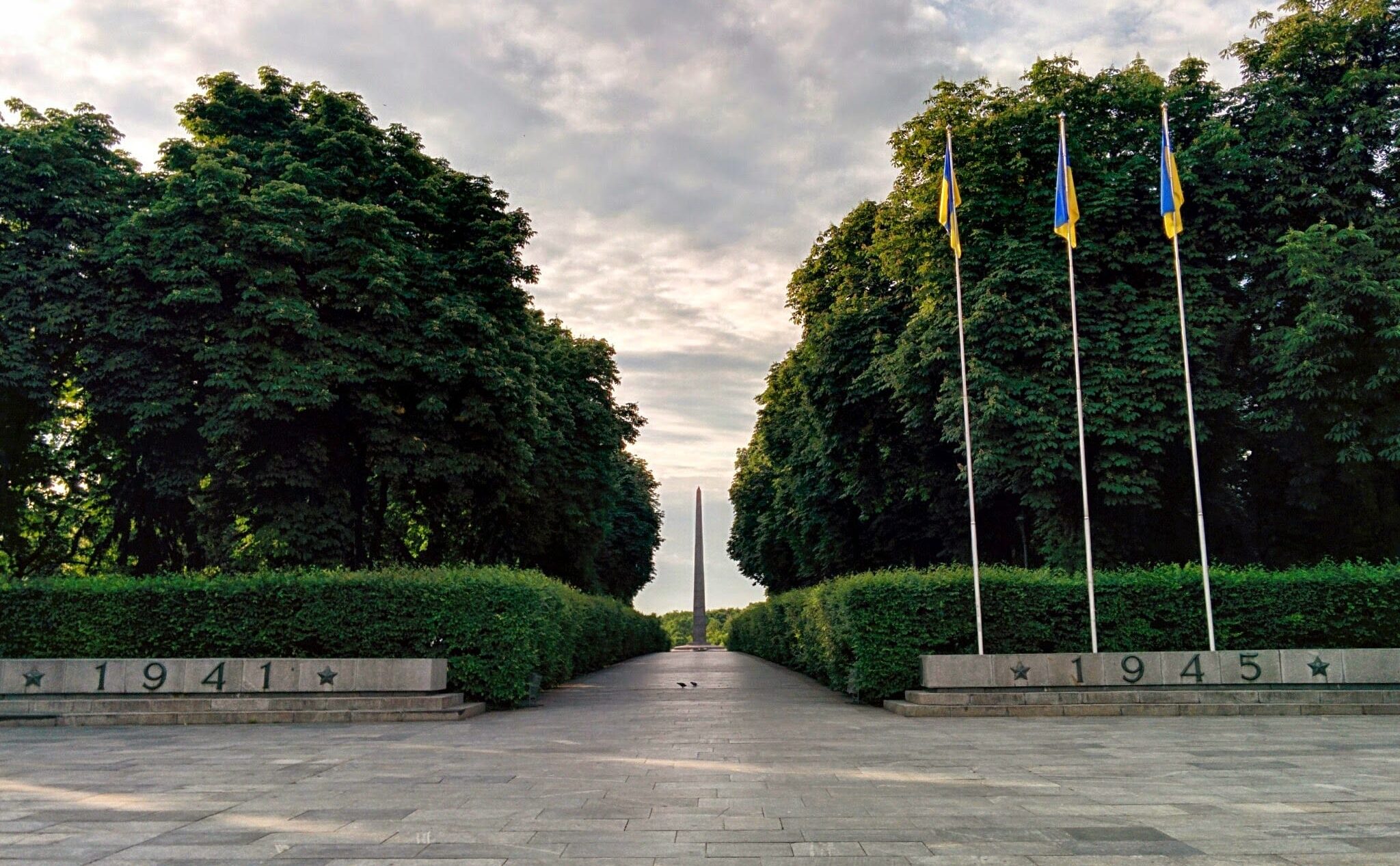 Гранітний обеліск у Парку Вічної Слави в Києві