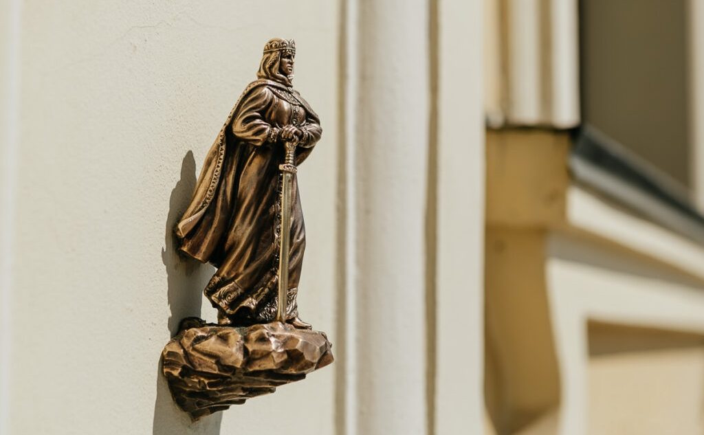 Міні-скульптура «У Ольги під плащем меч!» проєкту "Шукай!"