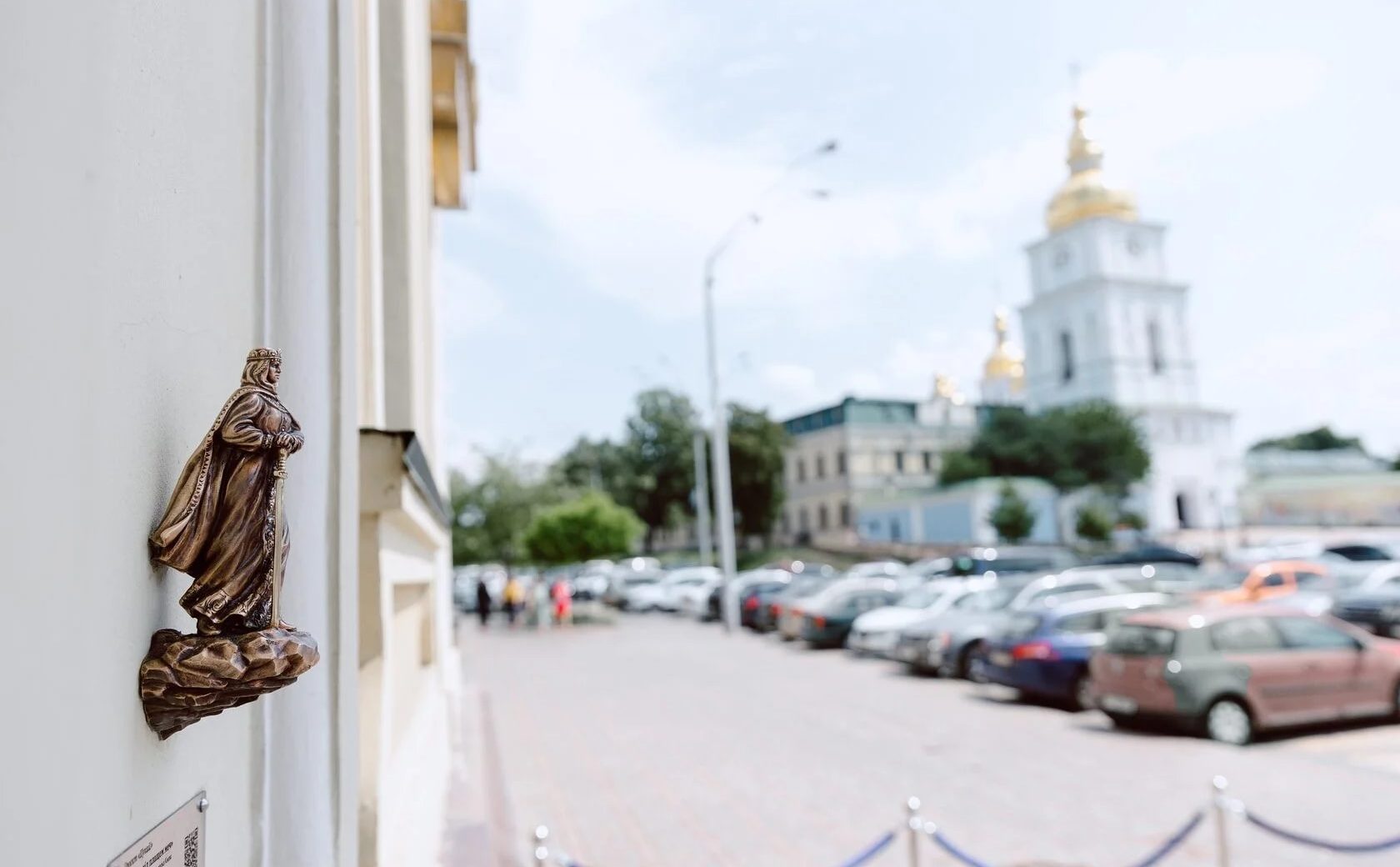 Міні-скульптура «У Ольги під плащем меч!» на Михайлівській площі