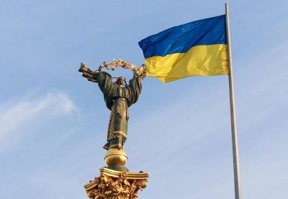 Монумент Незалежності та прапор України