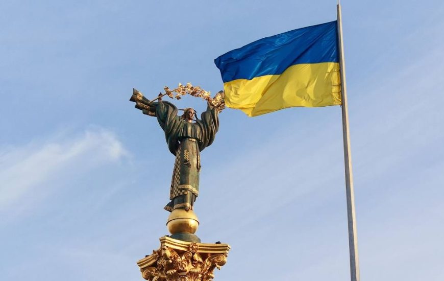 Монумент Незалежності та прапор України