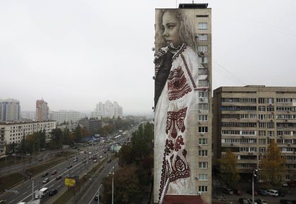 Мурал «Дівчина у вишиванці» у Києві