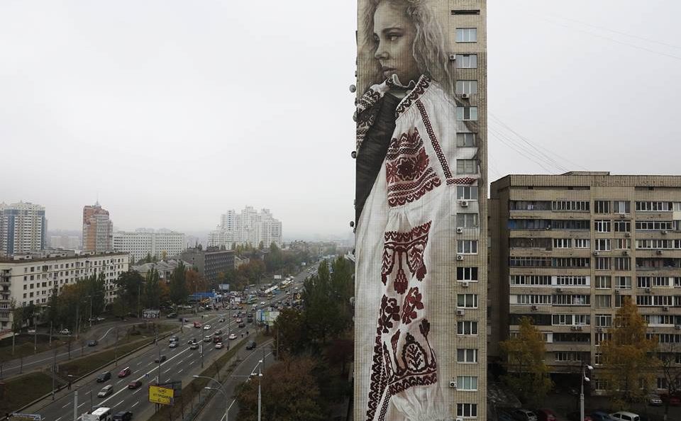 Мурал «Дівчина у вишиванці» у Києві