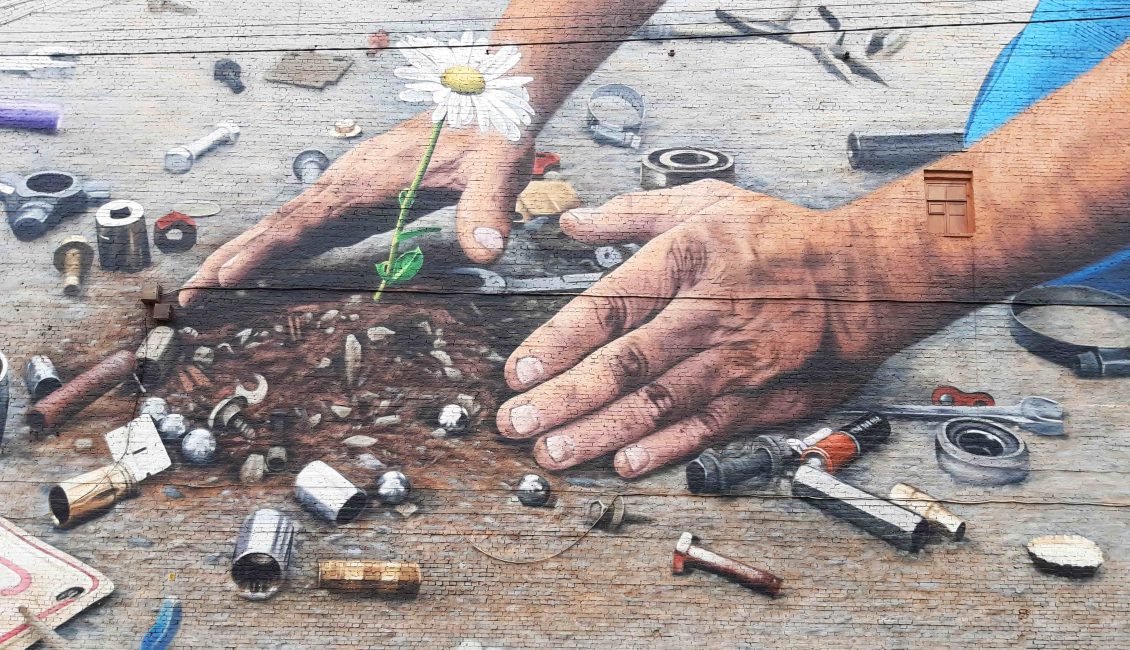 Мурал «Піднятися з бруду»