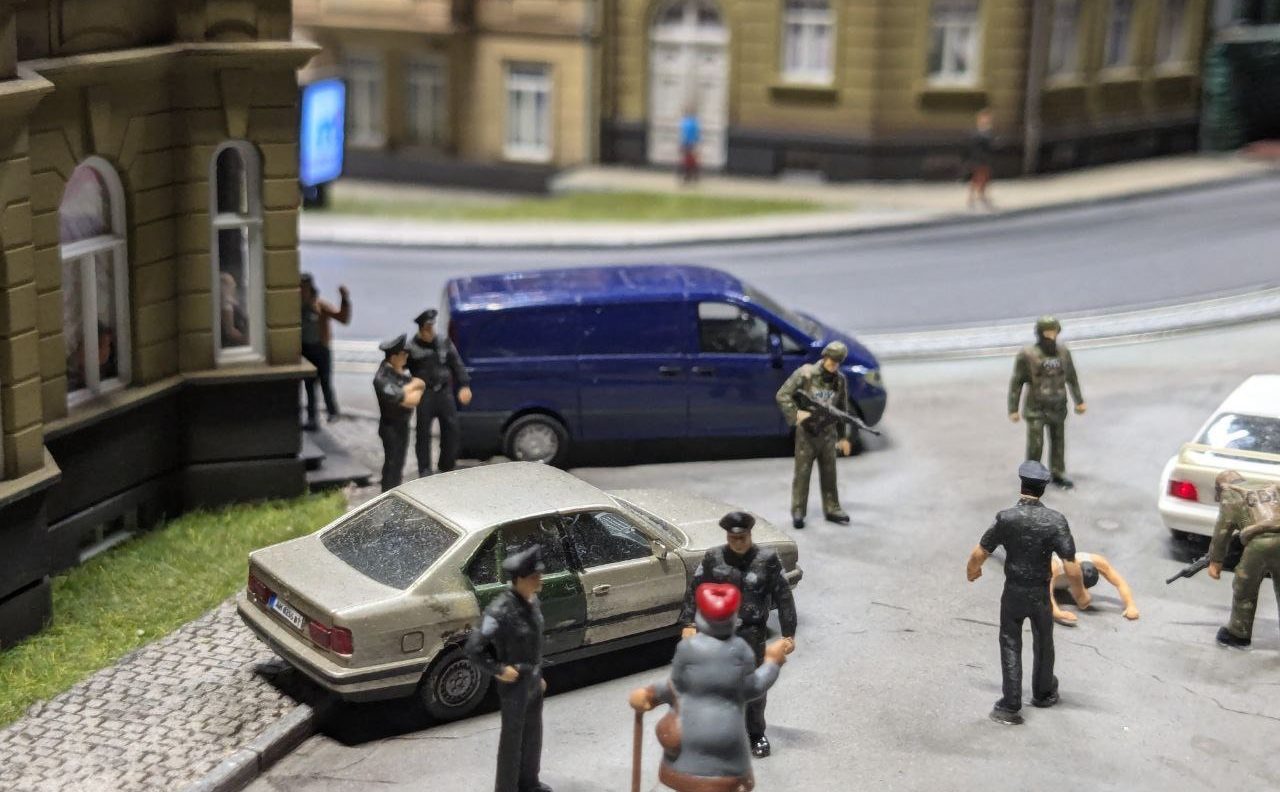 Фігурки поліцейських - Музей мініатюри Miniland.UA