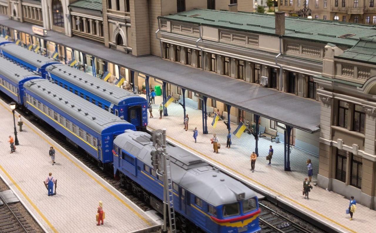 Перон залізничного вокзалу - Музей мініатюри Miniland.UA
