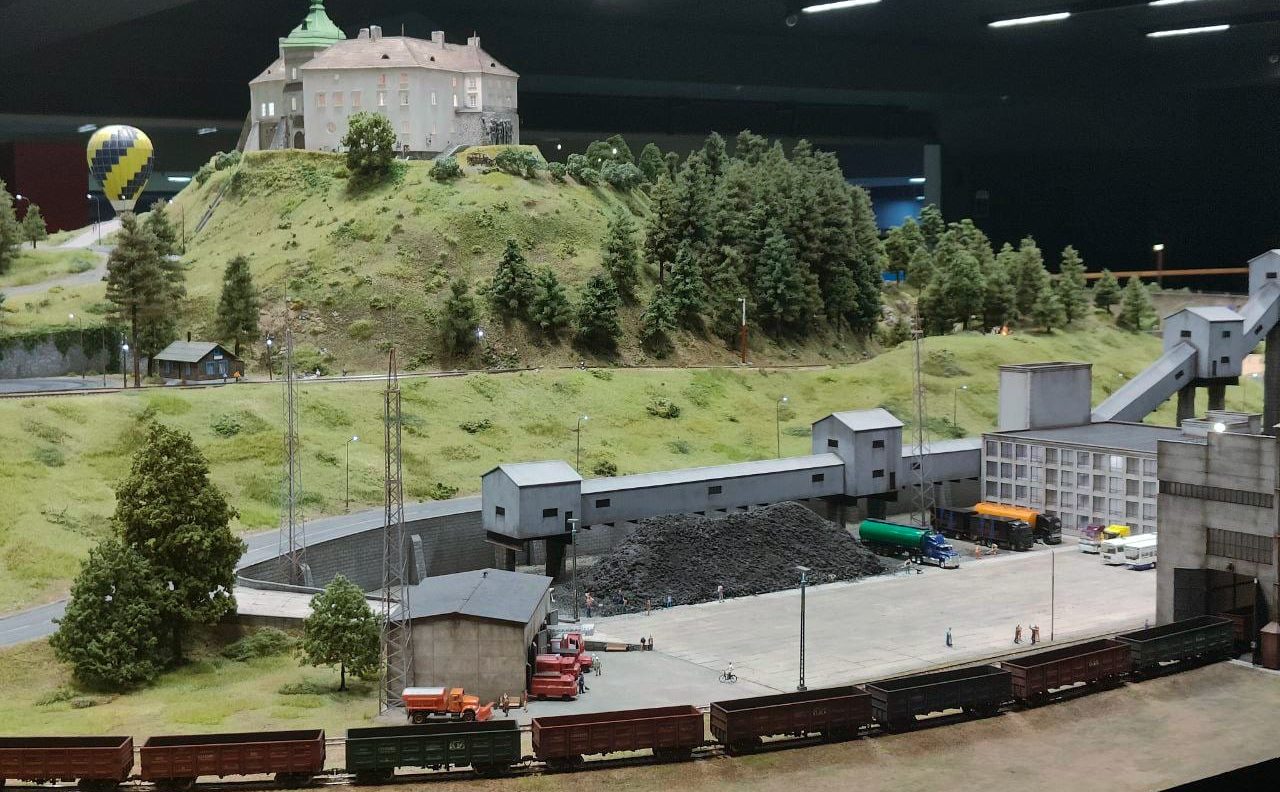 Завантаження вугілля - Музей мініатюри Miniland.UA