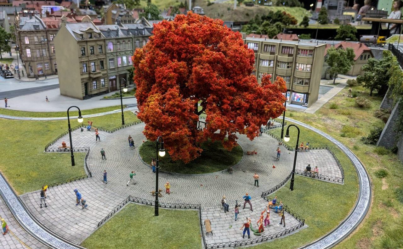 Двір з гарним деревом - Музей мініатюри Miniland.UA