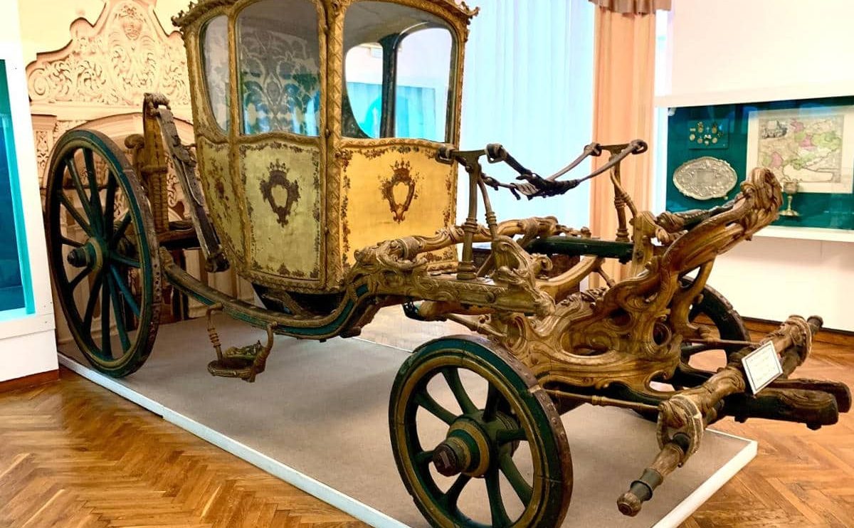 Карета київських митрополітів у Національному музеї історії України