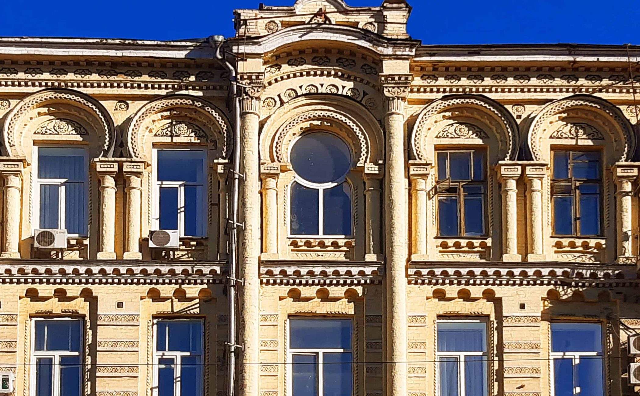 Фасад будинку на Басейній, 1/2