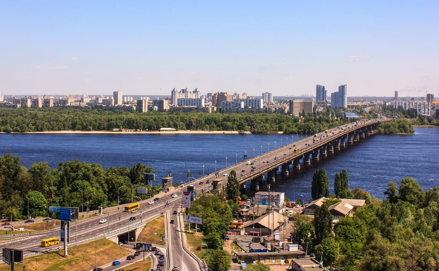 Вид на міст Патона з Ботанічного саду імені Гришка