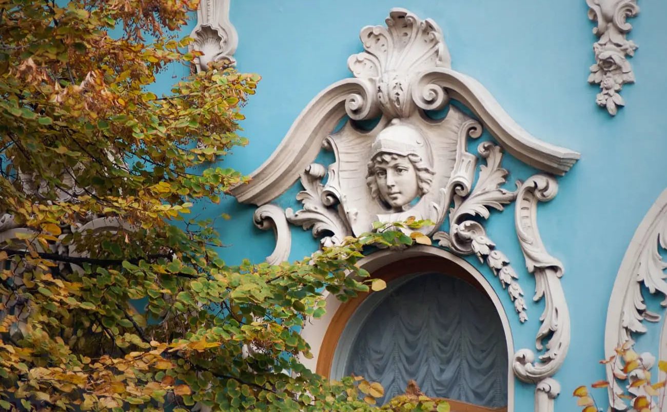 Ліпнина на особняку Полякова