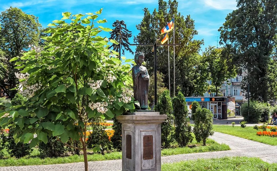 Пам’ятник Анні Ярославні у Києві