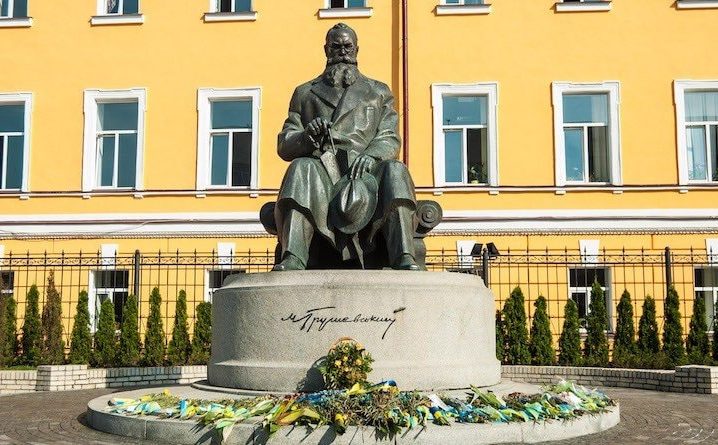 Пам'ятник Михайлові Грушевському