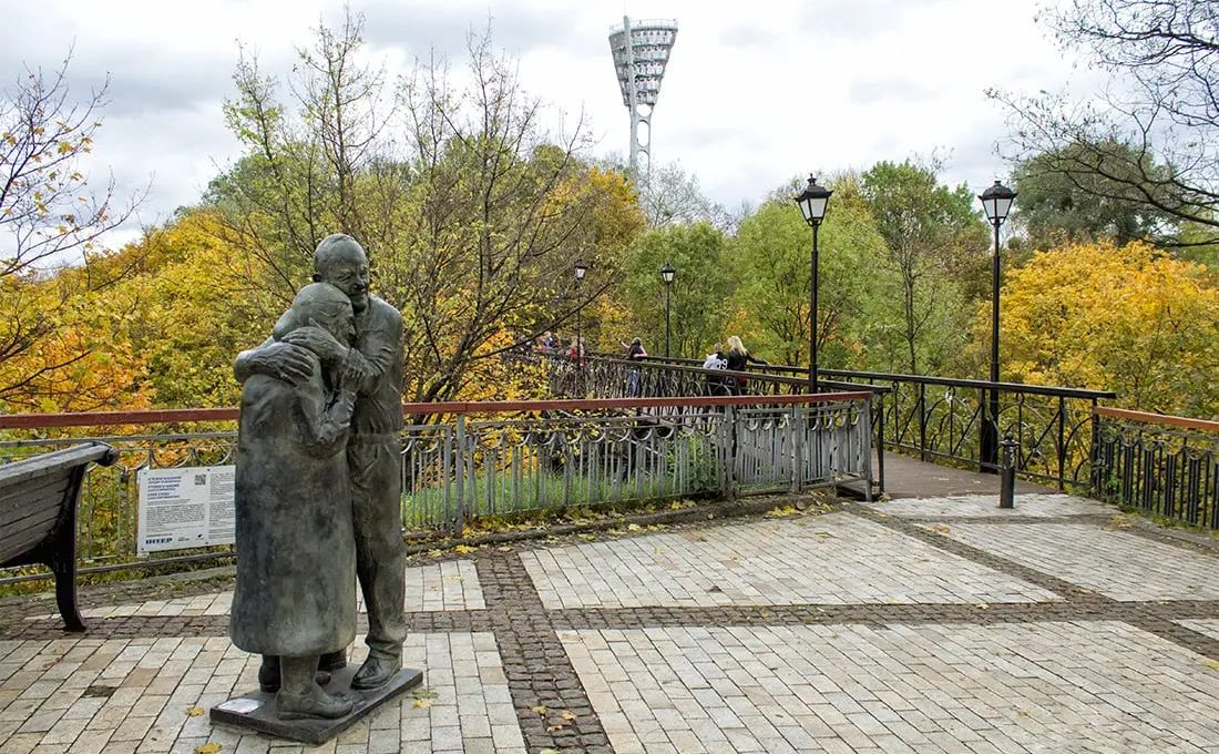 Пам'ятник закоханим Луїджі та Мокрині у Києві