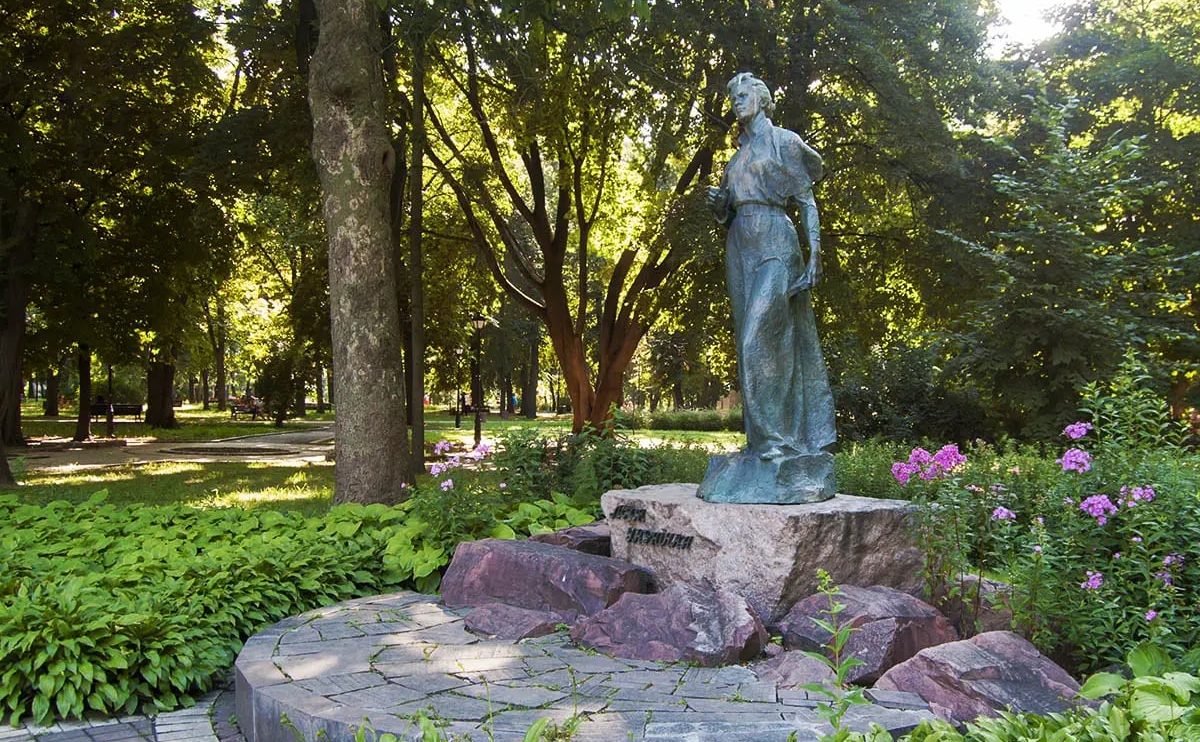 Пам'ятник Лесі Українці у Маріїнському парку