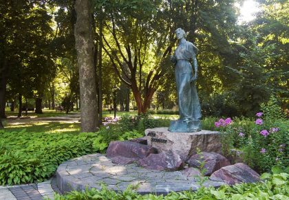 Пам'ятник Лесі Українці у Маріїнському парку