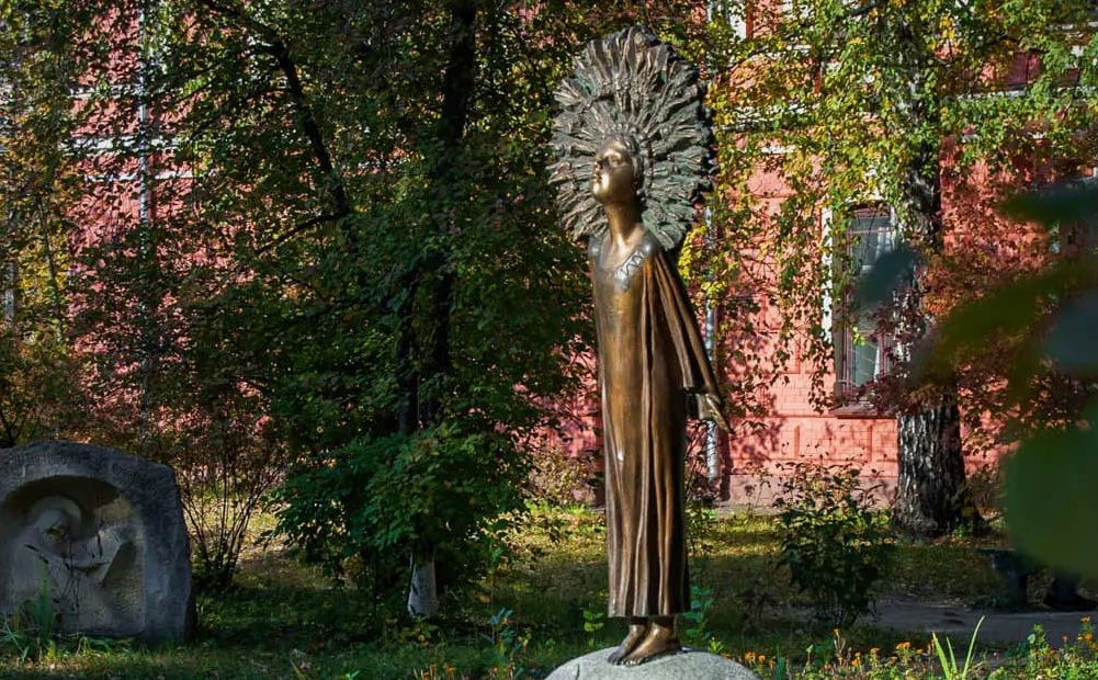 Пам'ятник Марії Примаченко в Києві