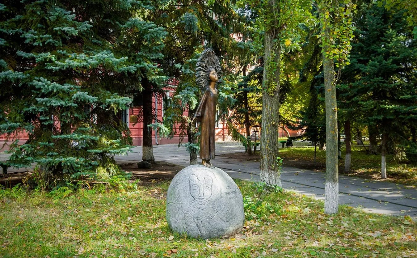 Пам'ятник Марії Примаченко на Вознесенському узвозі