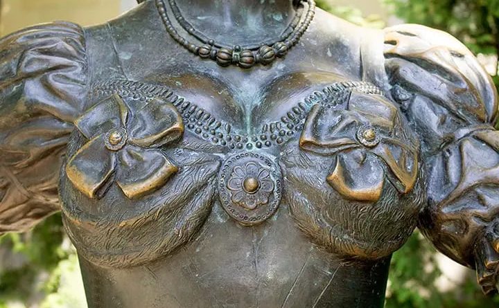 Сукня Проні Прокопівни, що є частиною памʼятника «За двома зайцями»