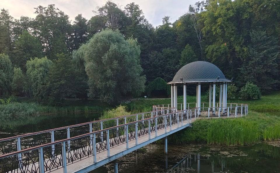 Альтанка у парку «Феофанія»