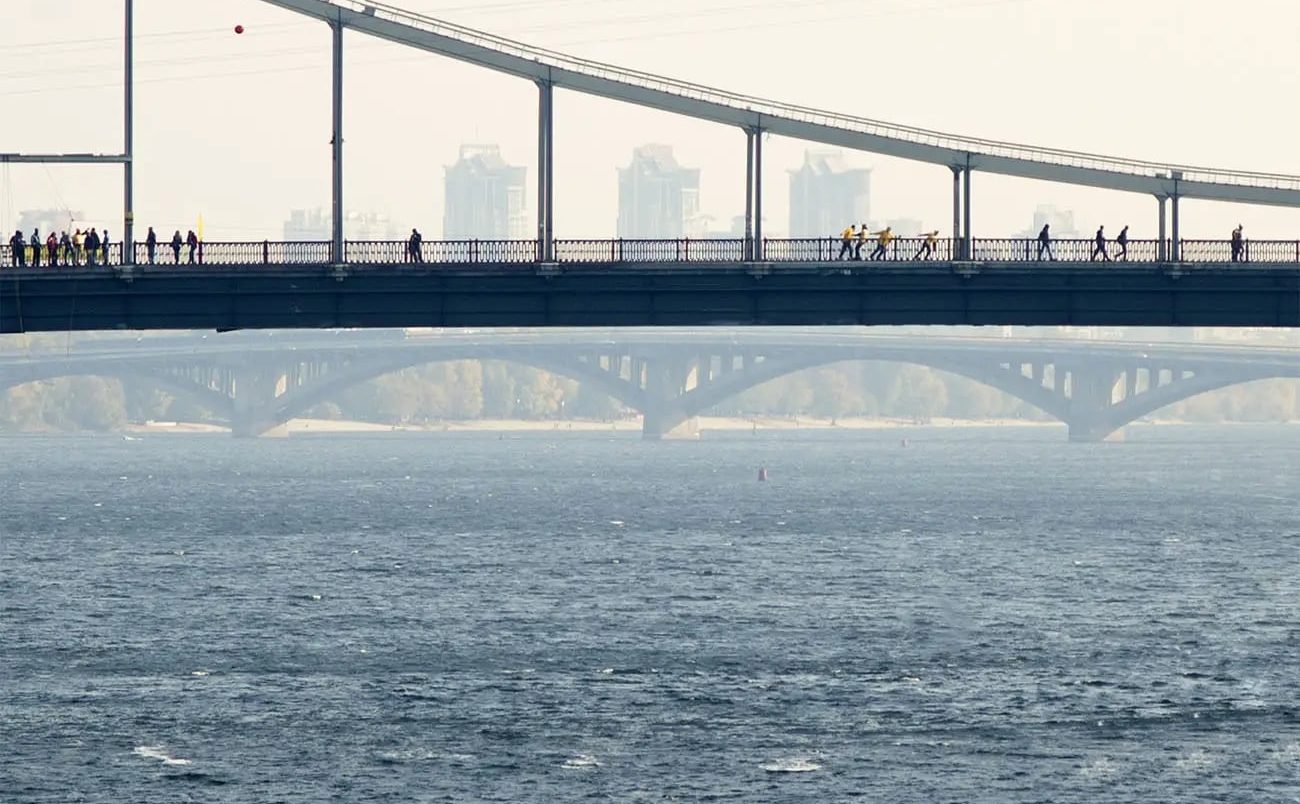 Пішохідний міст у туманну погоду