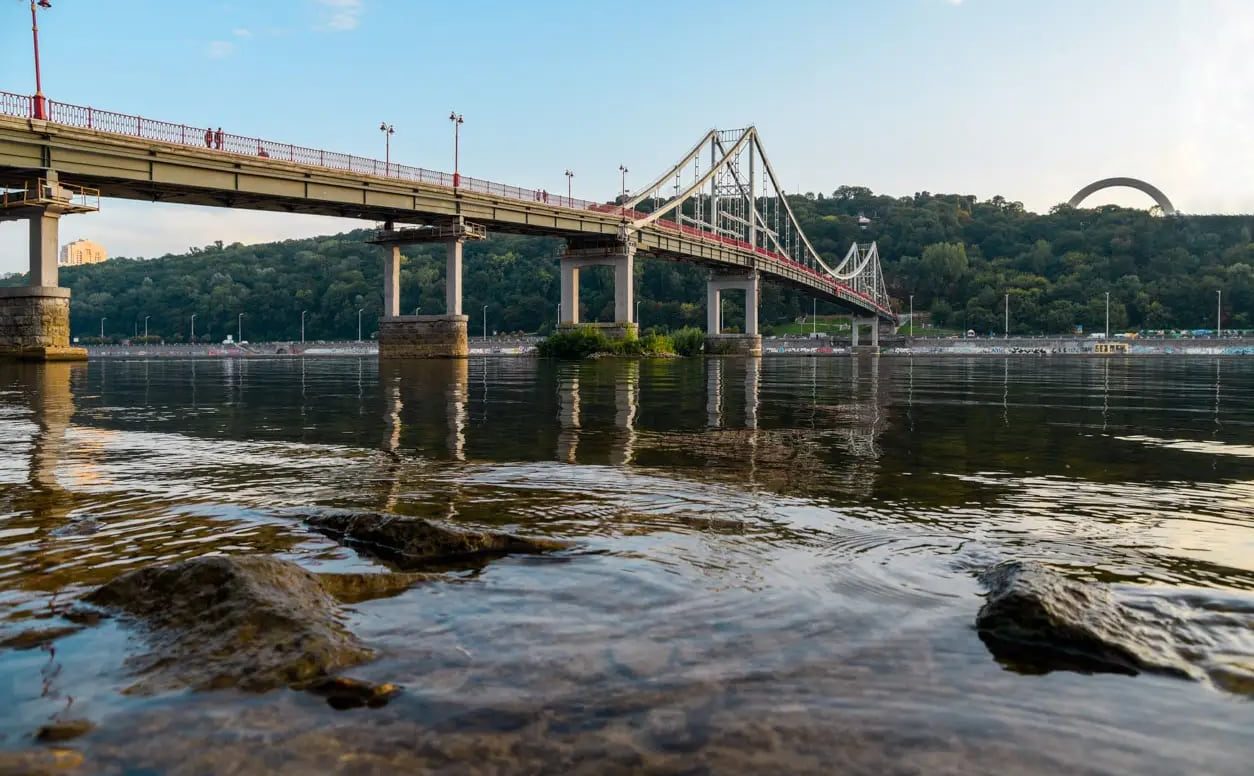 Вид з Труханового острова на Парковий міст