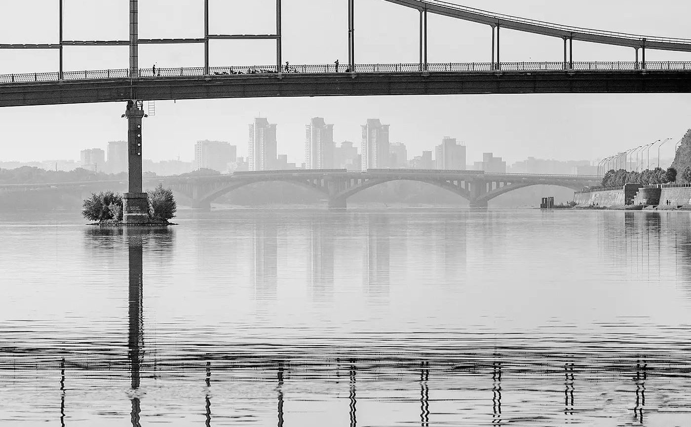 Парковий міст у тумані