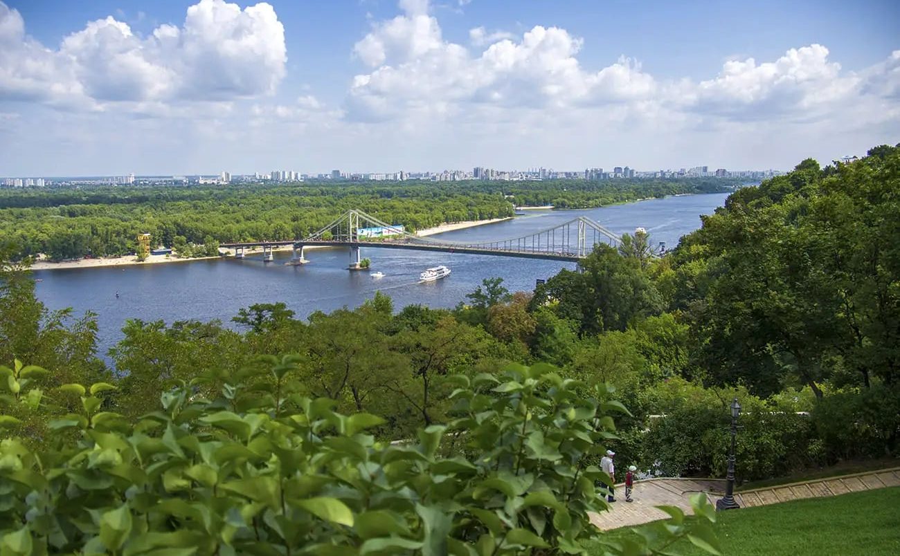 Вид з висоти Володимирської гірки на Парковий міст