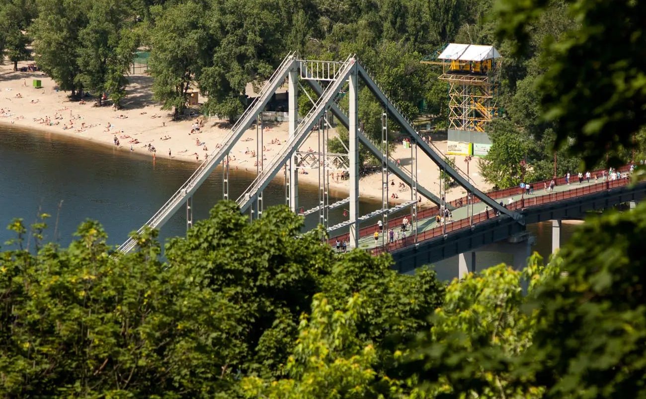 Пішохідний міст через Дніпро