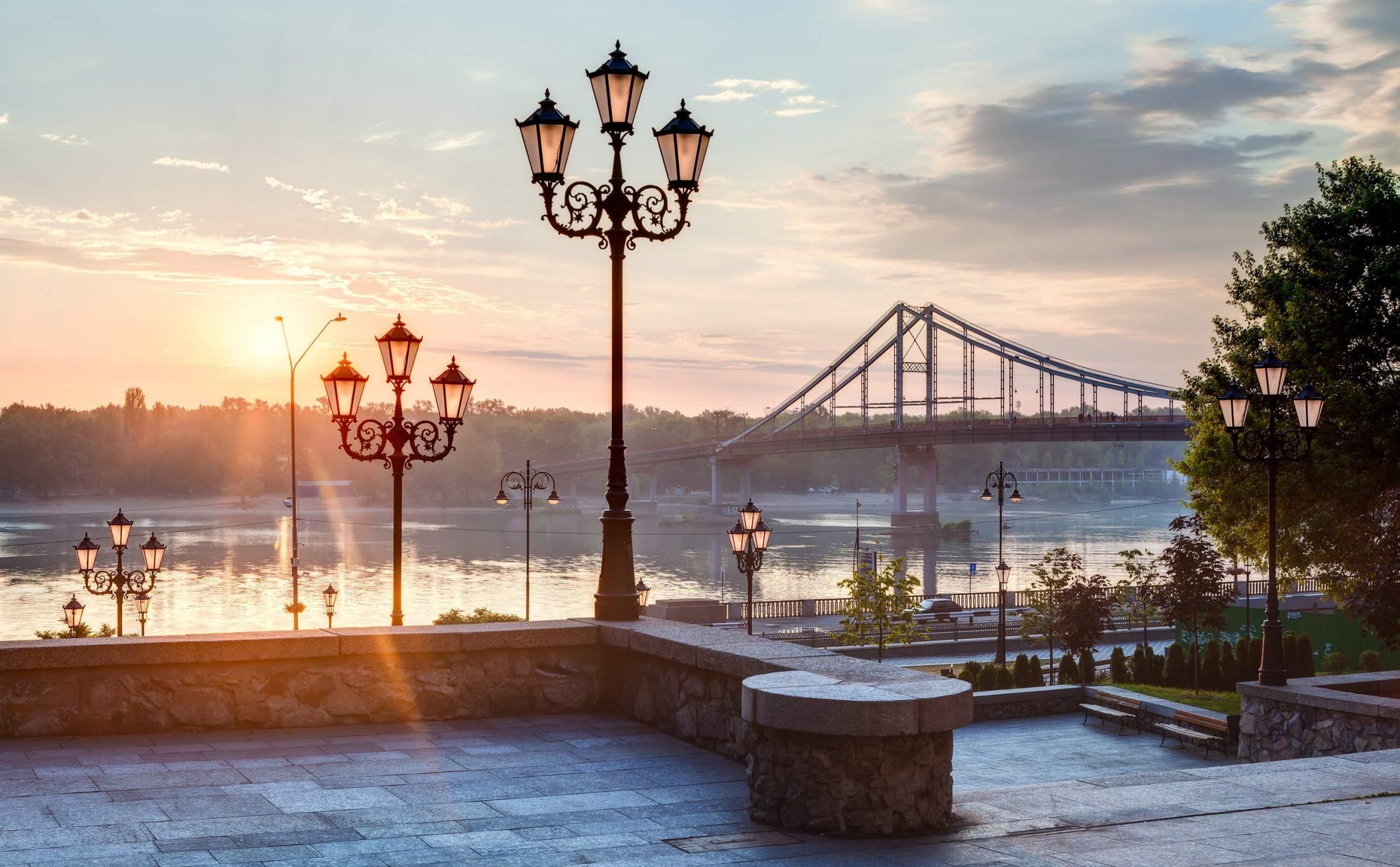 Вид з набережної на пішохідний Парковий міст