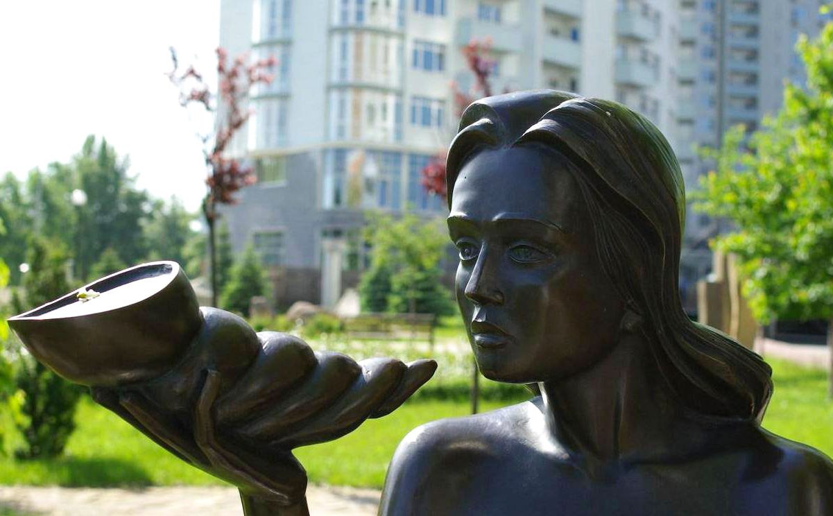 Скульптура русалки з мушлею в Саду каменів на Оболоні