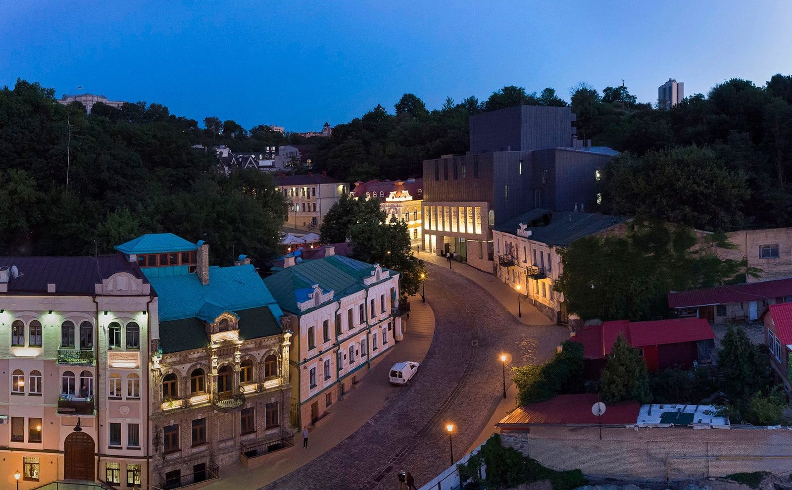 Київський академічний драматичний театр на Подолі та Андріївський узвіз