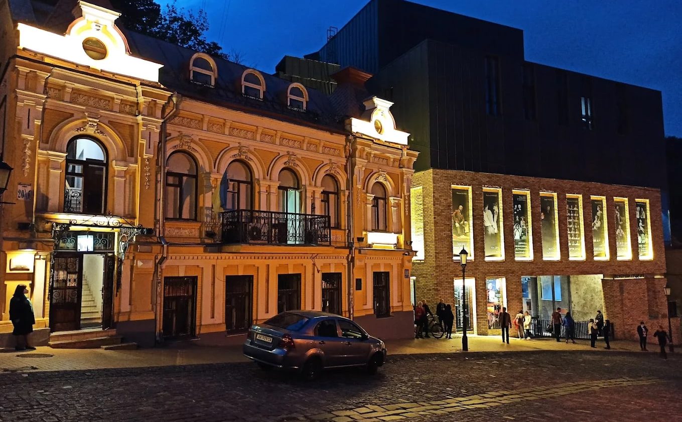 Київський академічний драматичний театр на Подолі в темний час доби