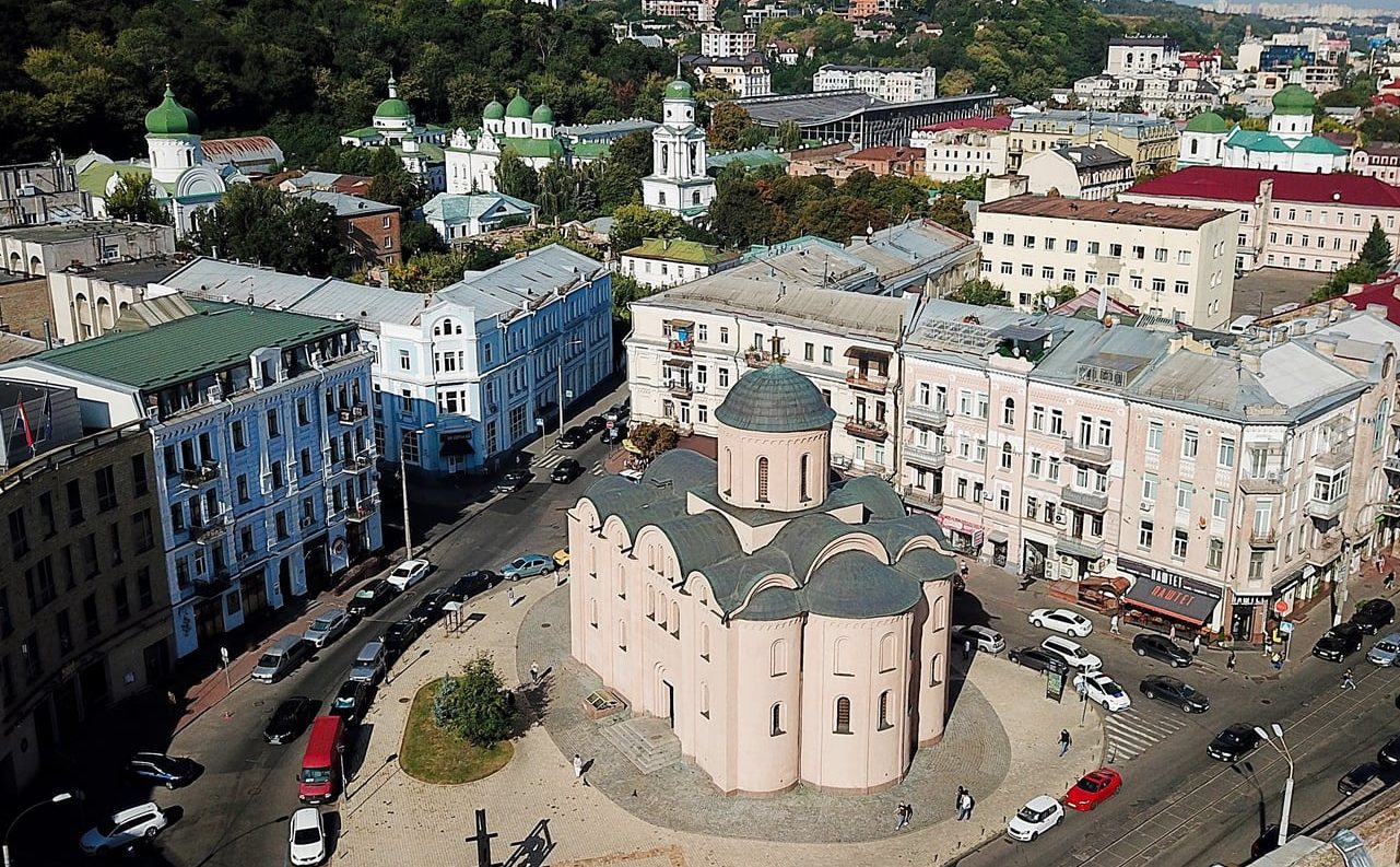 Церква Успіння Богородиці Пирогощі з висоти польоту