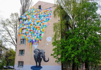 Мурал «Слон та повітряні кулі» у Києві на вулиці Академіка Туполєва, 7б.