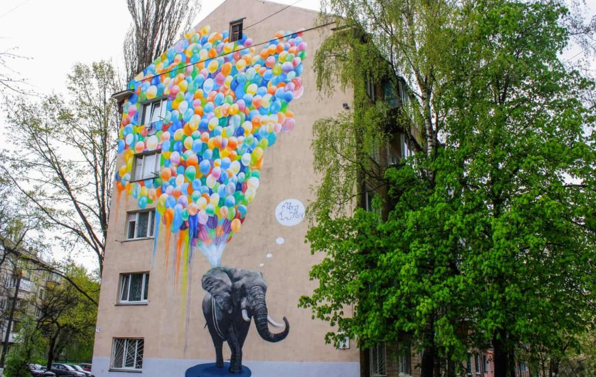 Мурал «Слон та повітряні кулі» у Києві на вулиці Академіка Туполєва, 7б.